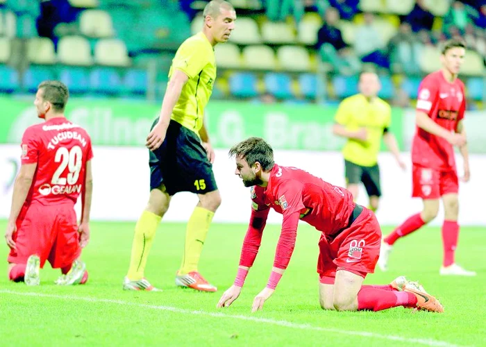 
    «Alb-roşii» au fost acuzaţi că au făcut blat pentru a ajuta în lupta pentru evitarea retrogradării echipei pregătite de doi foşti dinamovişti  