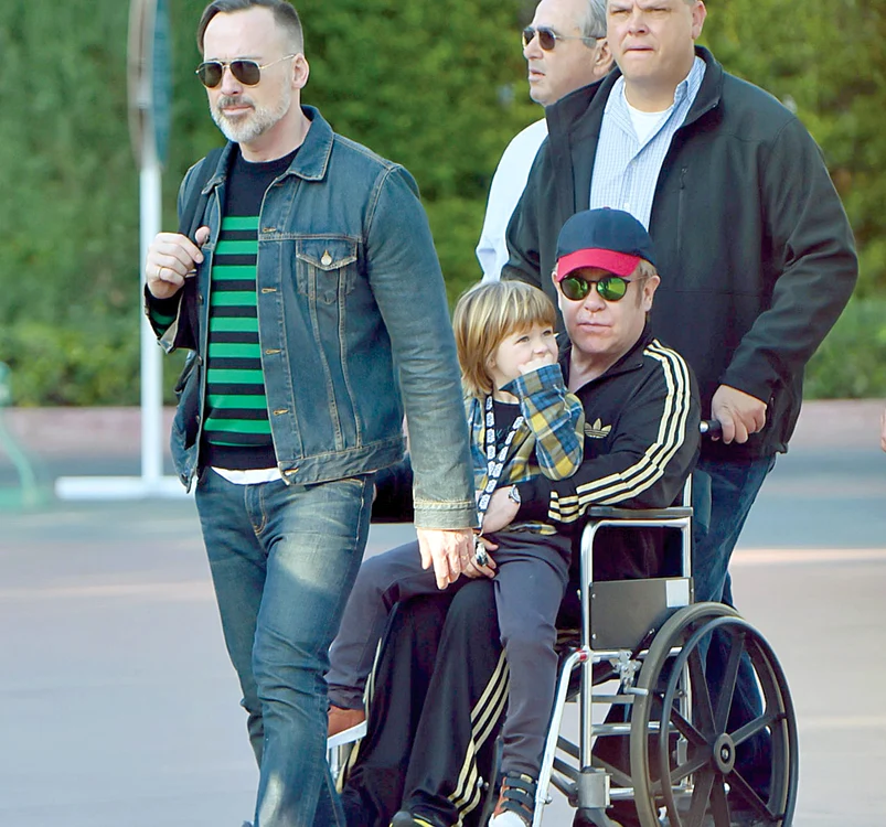 
    23 decembrie  2015. Petrece peste  6 ore printre  rafturile unui  magazin din  New YorkFoto: Guliver/Splashnews  