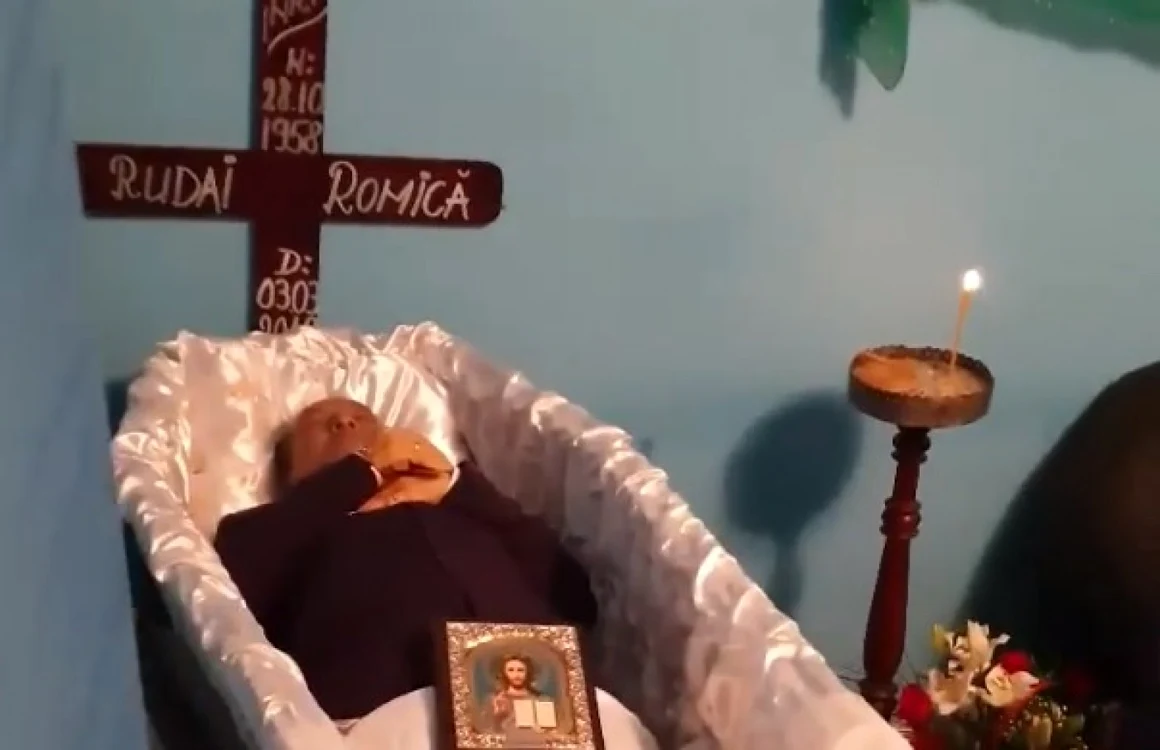 Rudele şi persoanele prezente la priveghiul lui nea Romică au încins o petrecere               FOTO: Facebook