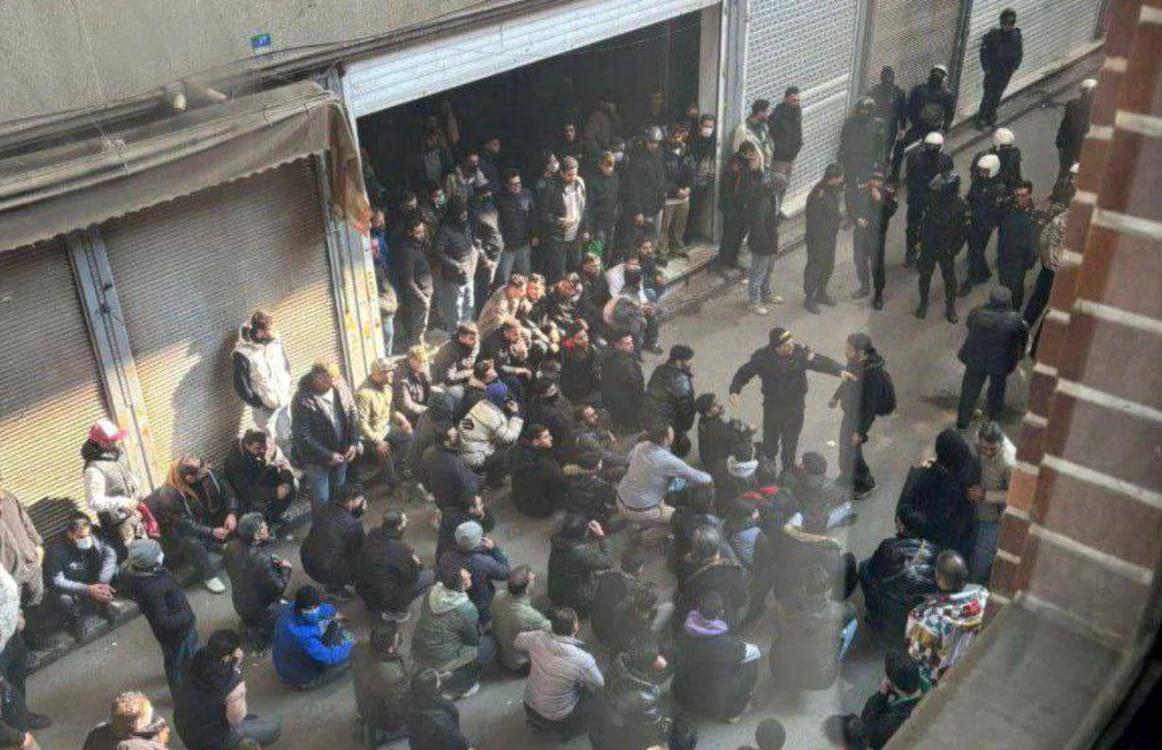 Protestatarii iranieni atacați cu gaze lacrimogene/FOTO:X