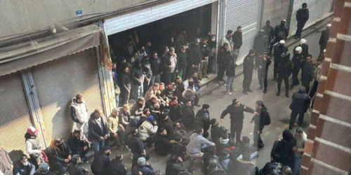 Iran: Protestatari dispersaţi cu gaze lacrimogene în Marele Bazar din Teheran FOTO: X/@ZAK514