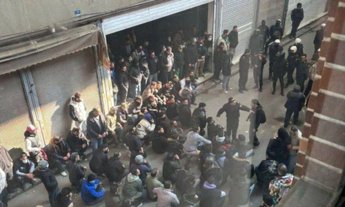 Iran: Protestatari dispersaţi cu gaze lacrimogene în Marele Bazar din Teheran FOTO: X/@ZAK514