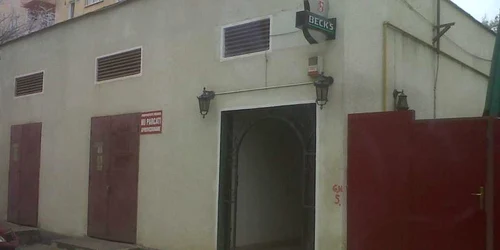 Incidentul s-a petrecut în plină stradă, în fața barului.