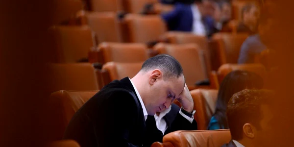 sebastian ghita plictisit in parlament FOTO Mediafax