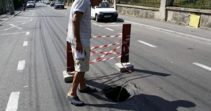 Cluj: O groapă „rezistă” de o săptămână în mijlocul străzii Emil Racoviţă (GALERIE FOTO)