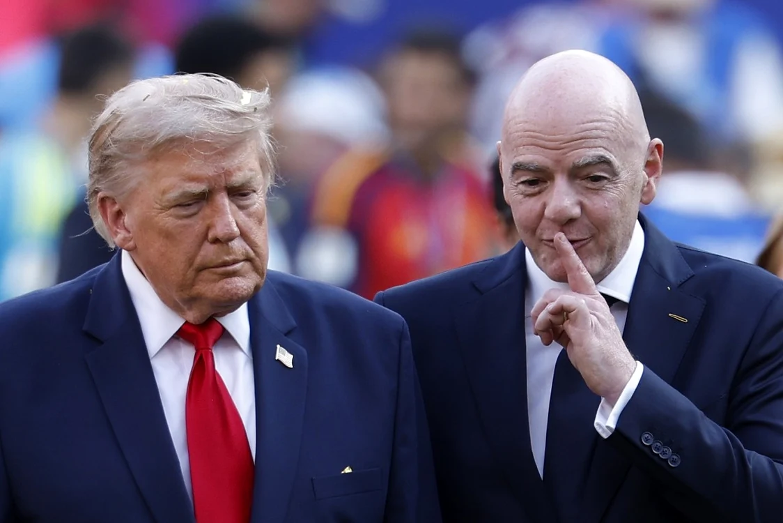 Donald Trump și Gianni Infantino au oferit trofeul echipei Spaniei (Foto: EPAImages)