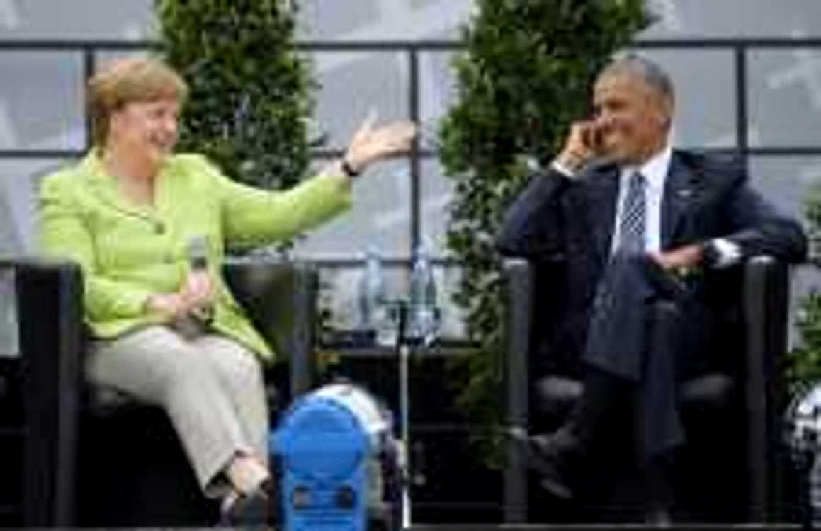 Angela Merkel şi Barack Obama, pe podiumul din faţa Porţii Brandenburg Foto: EPA