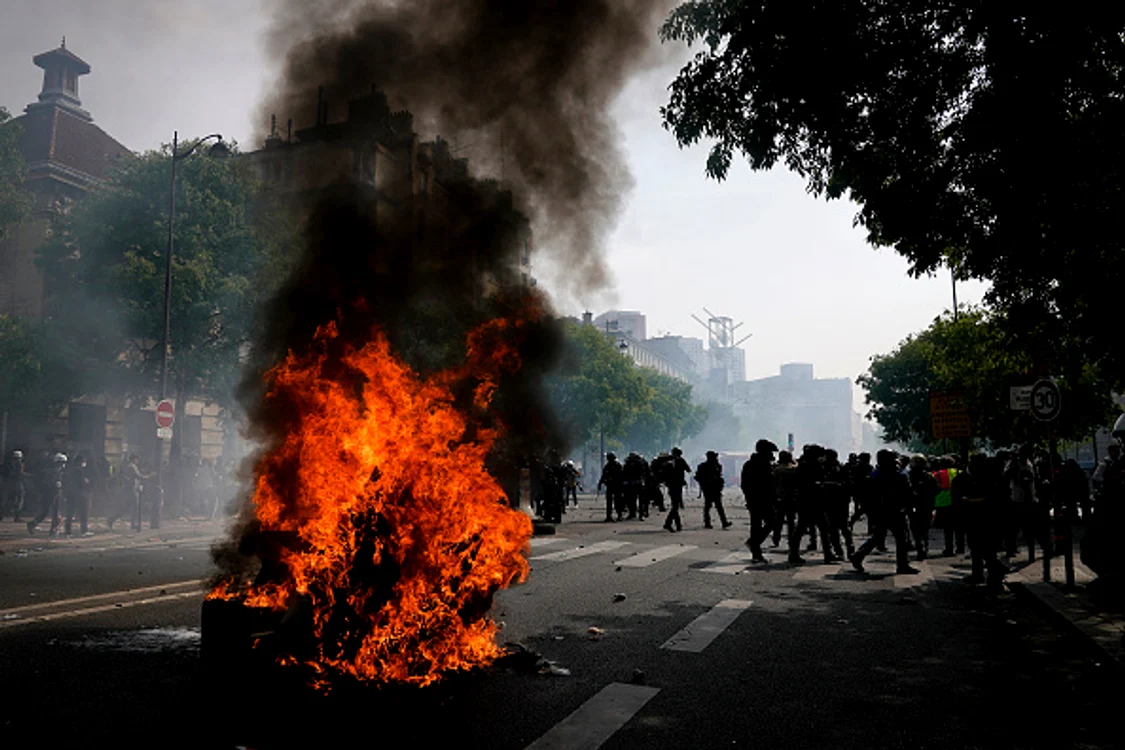 de 1 mai s-a dus un adevărat război pe străzile din Paris 