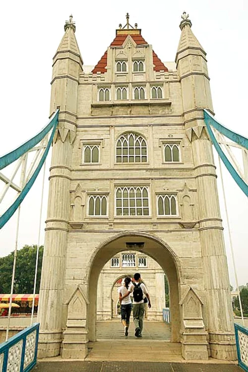 Vatican: Piaţa Sf. Petru Inaugurare: 2004 Locaţie: Shenzen (Fotografii: photoland/corbis/reuters/afp)
