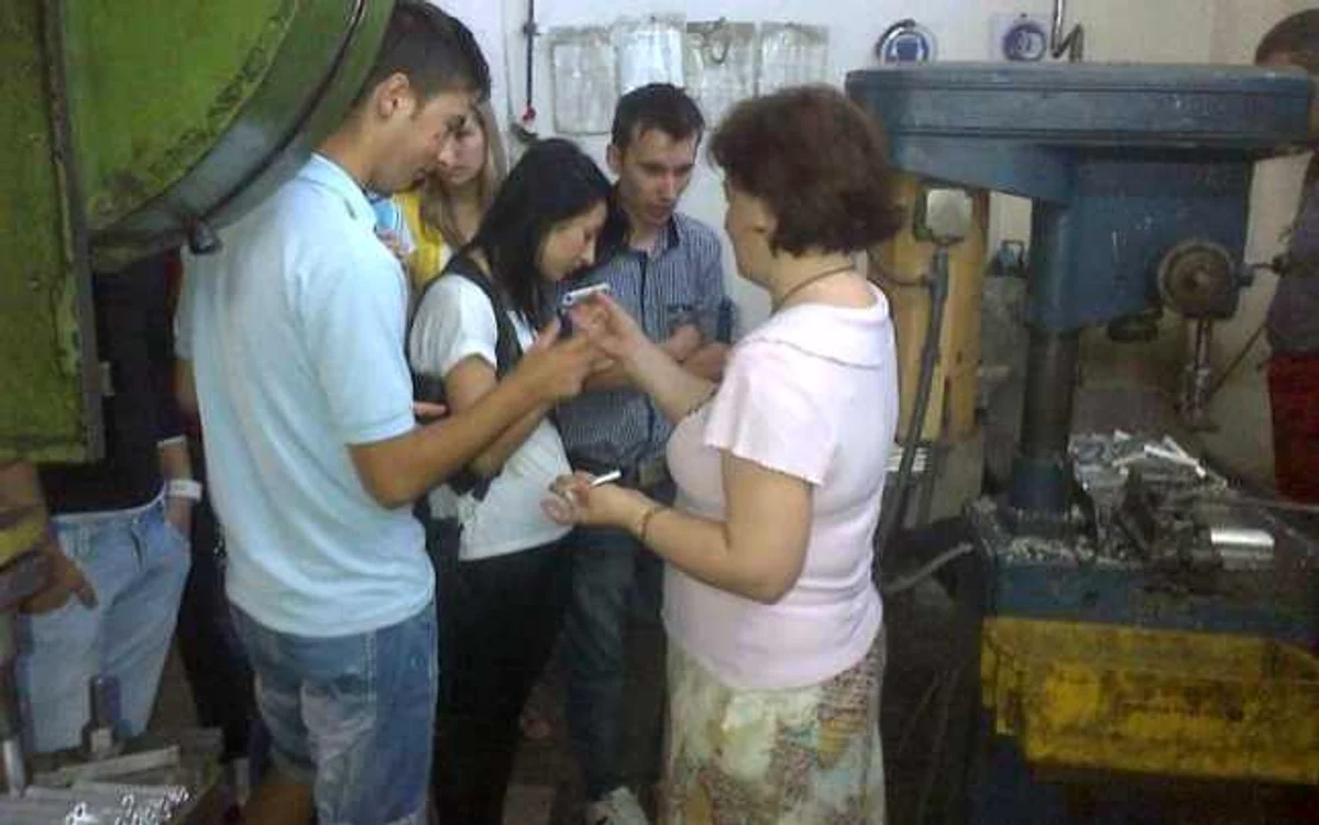 Tinerii pot spune acum că au pus în practică noţiunile teoretice acumulate la cursuri. Foto: Adevărul