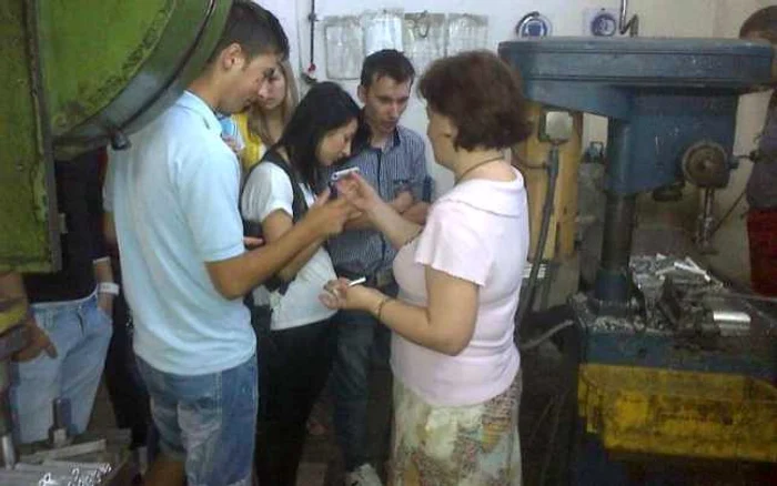 Tinerii pot spune acum că au pus în practică noţiunile teoretice acumulate la cursuri. Foto: Adevărul
