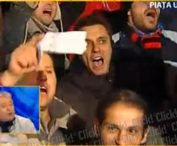 
    Mircea Badea, alături de protestanţi în Piaţa Universităţii  