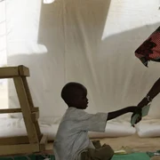Un baieţel nigerian care a fugit de gruparea Boko Haram în Ciad primeşte ajutor la o clinică din tabăra de refugiaţi  Baga Solo pe malul lacului Ciad FOTO AP