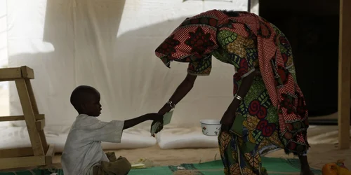 Un baieţel nigerian care a fugit de gruparea Boko Haram în Ciad primeşte ajutor la o clinică din tabăra de refugiaţi Baga Solo pe malul lacului Ciad FOTO AP