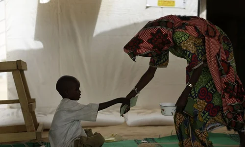 Un baieţel nigerian care a fugit de gruparea Boko Haram în Ciad primeşte ajutor la o clinică din tabăra de refugiaţi  Baga Solo pe malul lacului Ciad FOTO AP