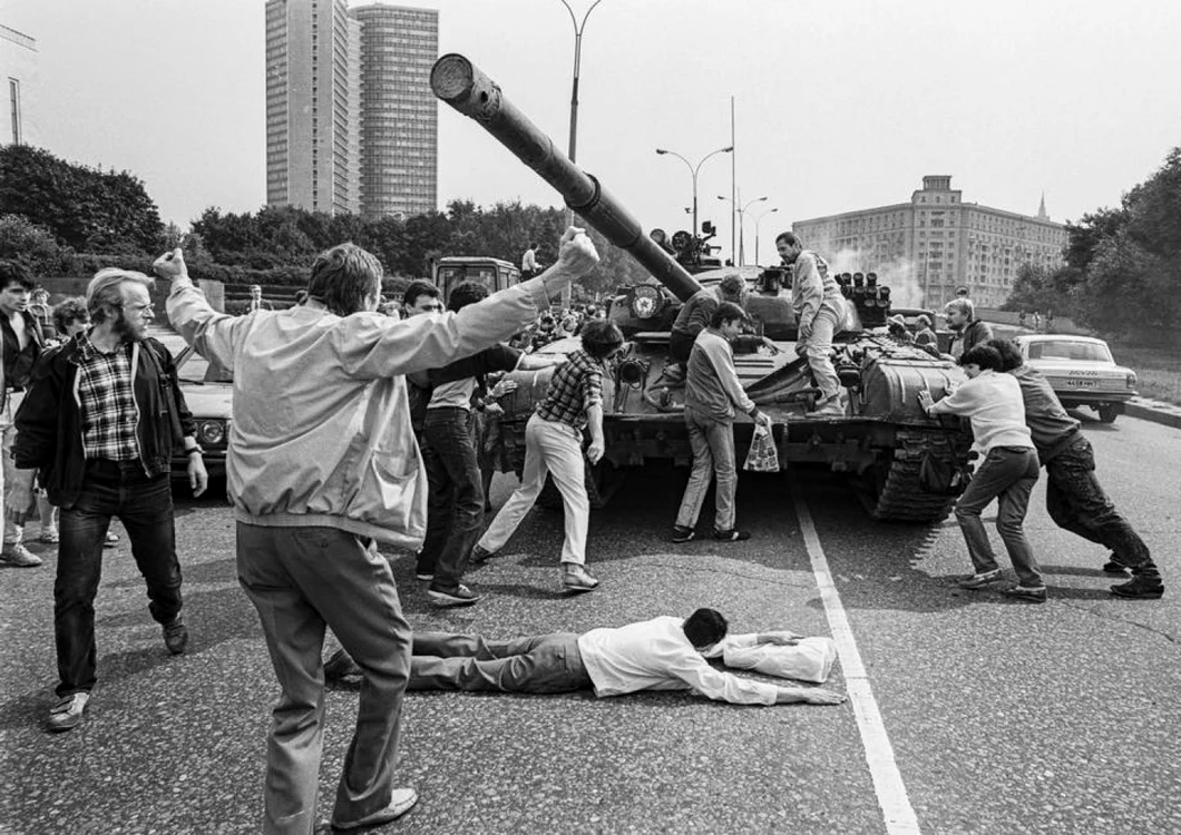 Moscoviţi aruncându-se în faţa tancurilor în august 1991 FOTO EPA-EFE