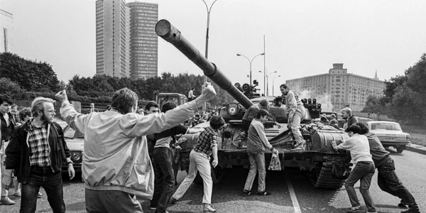 Moscoviti aruncandu-se n fata tancului in august 1991 FOTO EPA-EFE