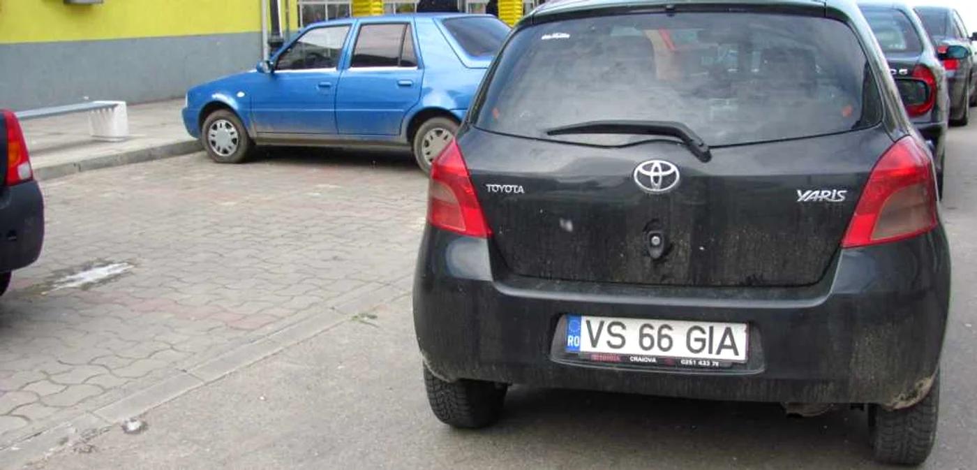 Şoferul Toyotei a blocat locul de parcare din stânga sa FOTO:adevarul