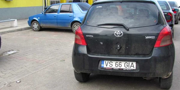 Şoferul Toyotei a blocat locul de parcare din stânga sa FOTO