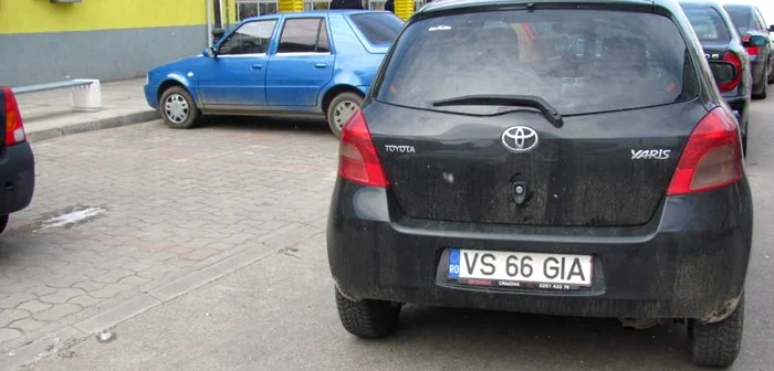 Şoferul Toyotei a blocat locul de parcare din stânga sa FOTO:adevarul