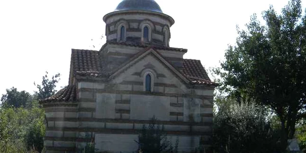 Capela este înconjurată de bălării