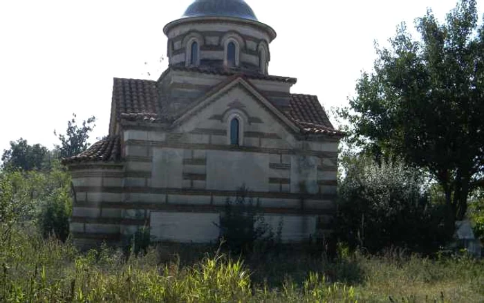 Capela este înconjurată de bălării