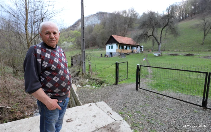 Teodor, unul dintre puținii localnici din Valea Arsului. Foto: Daniel Guță