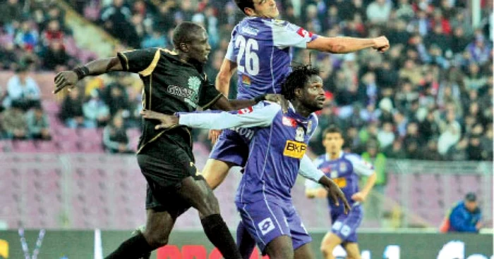 Bruno Fernandes (stânga), în duel cu Hristu Chiacu şi Winston Parks de la Timişoara