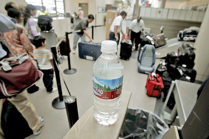 Pasagerii aeronavelor sunt obligaţi să renunţe până şi la apa pe care o au asupra lorFoto: AP