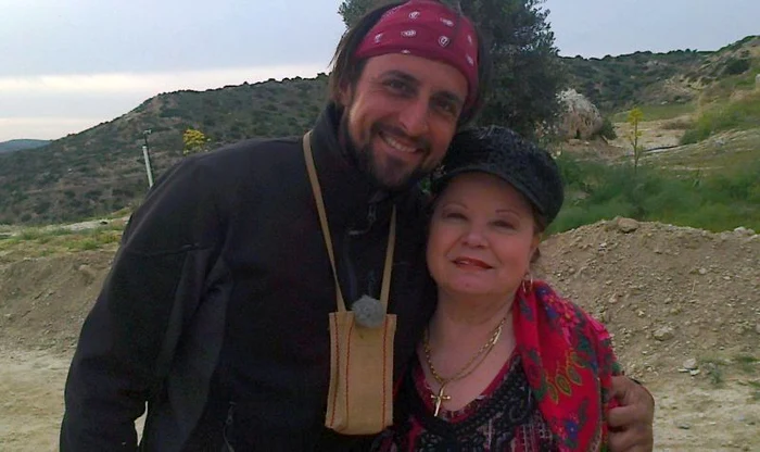 Denis Şerban apare alături de artistă în imaginile surprinse în Cipru