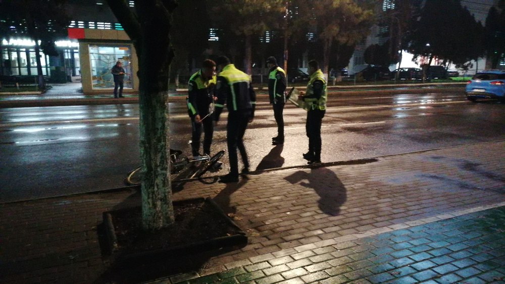 Accident grav în Slatina. Un bătrân de 81 ani, care ar fi traversat pe bicicletă, pe roșu, a fost lovit de un autoturism 