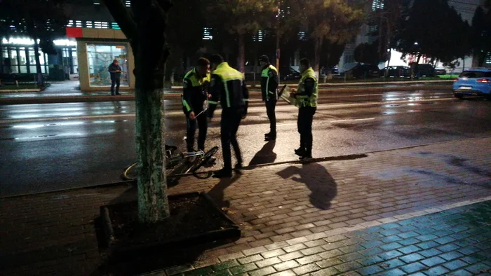 Biciclistul a traversat pe trecere, pe culoarea roșie a semaforului FOTO: Alina Mitran