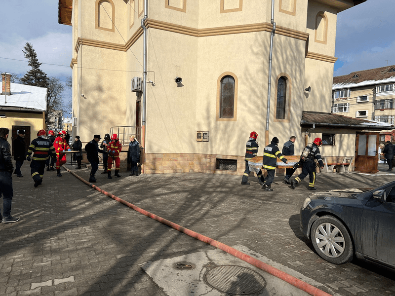 Incendiu la o capelă din Sibiu. Intervenţie neobişnuită a pompierilor