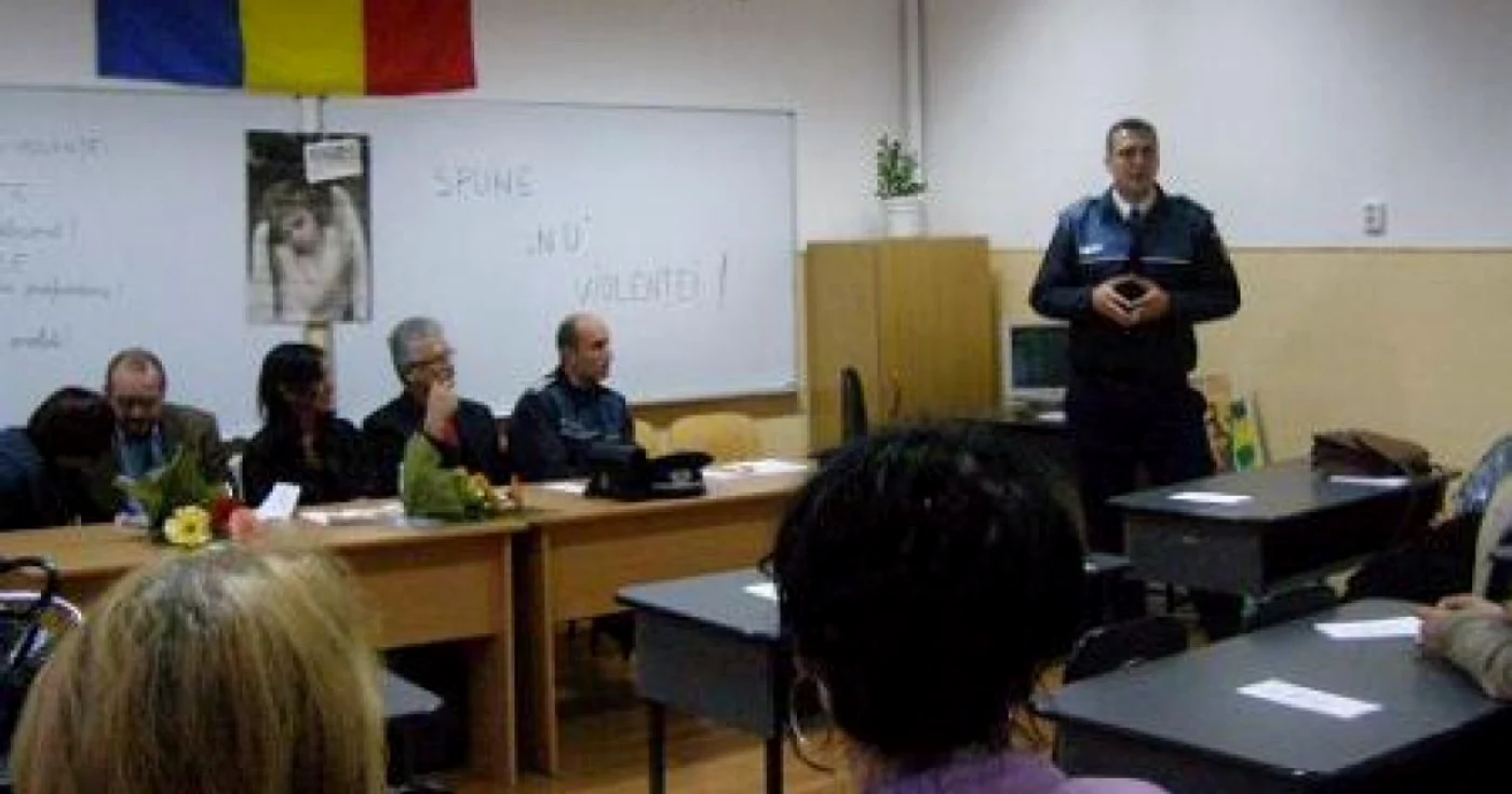 Poliţiştii au organizat o actiune de prevenire sub titulatura “Spune NU violenţei”