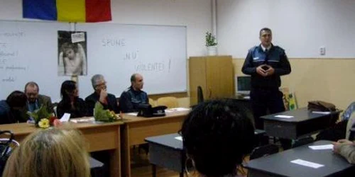 Poliţiştii au organizat o actiune de prevenire sub titulatura “Spune NU violenţei”