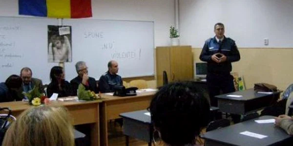 Poliţiştii au organizat o actiune de prevenire sub titulatura “Spune NU violenţei”