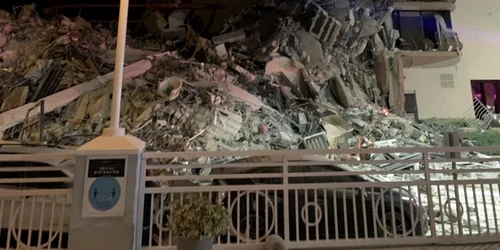Un bloc de apartamente s-a prăbuşit parţial în Miami. Autorităţile nu ştiu câte victime sunt sub dărămături. Twitter.