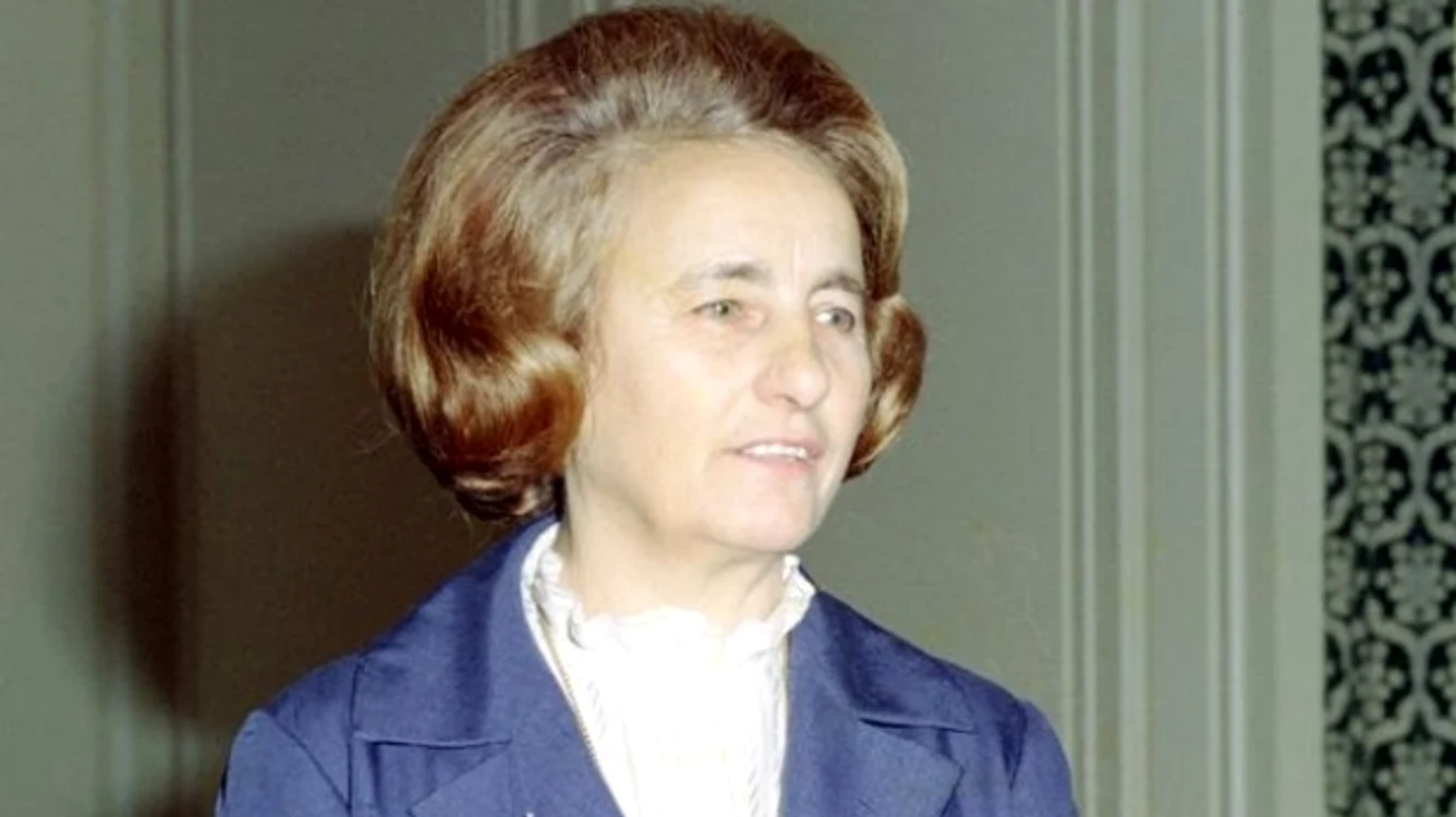
    Elena Ceaușescu punea la CEC toți banii câștigați   