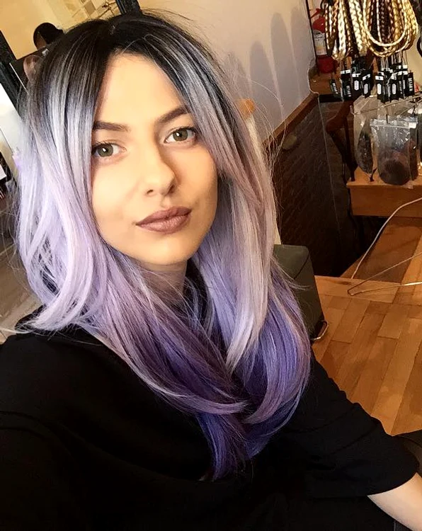 Solista s-a jucat și cu o perucă mov