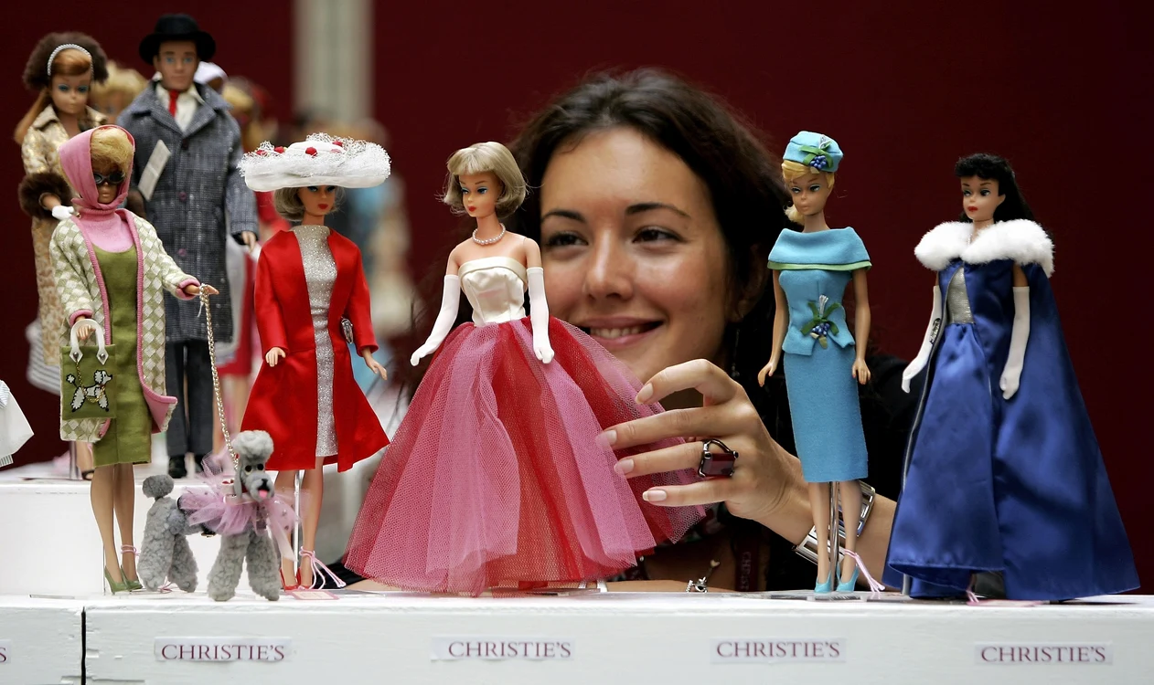 Câte păpuşi, atâtea garderobe – părţi ale celei mai largi colecţii de păpuşi Barbie din lume (4.000 de exemplare), scoasă la licitaţie de Christie’s în 2006
