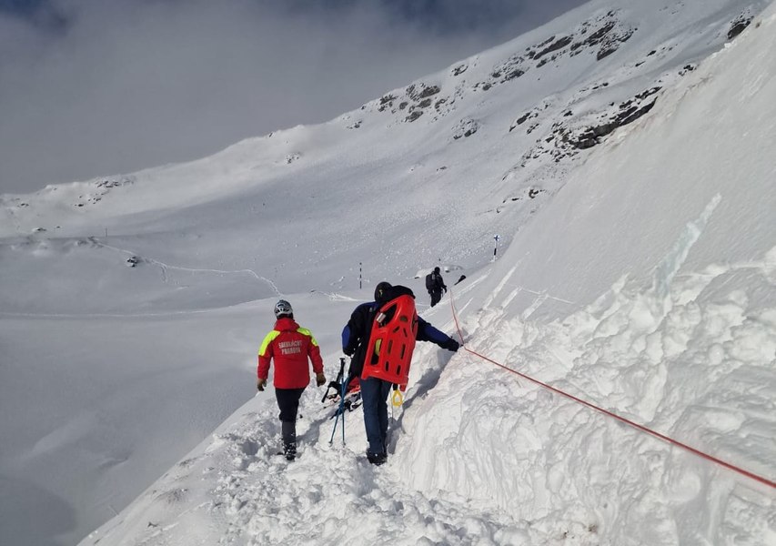 Avertismentele Salvamont privind riscul producerii de avalanșe, ignorate de turiști. Cinci tineri, blocați pe munte după ce urcat pe Jepii Mari