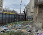 Curtea vilei e plină de gunoaie. foto: Adrian Popescu