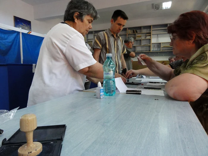 Cetăţenii cu drept de vot îşi pot exprima opţiunea în intervalul orar 07.00-23.00