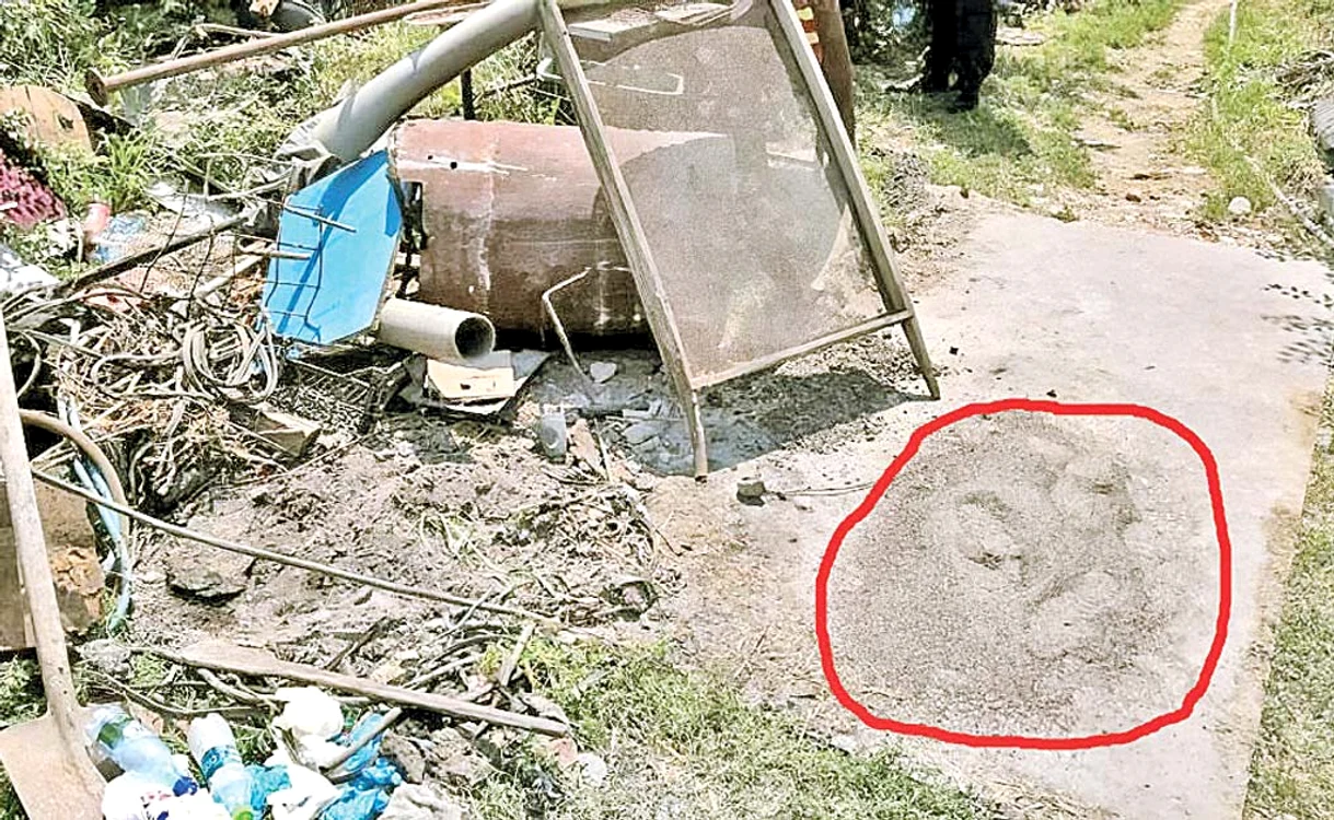 
    Poliţiştii au trecut de mai multe ori prin cenuşa cernută în mijlocul curţii  