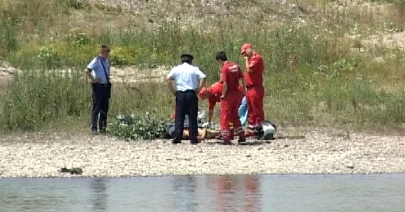 Pompierii au scos pe mal trupul fetei înecate