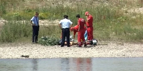 Pompierii au scos pe mal trupul fetei înecate