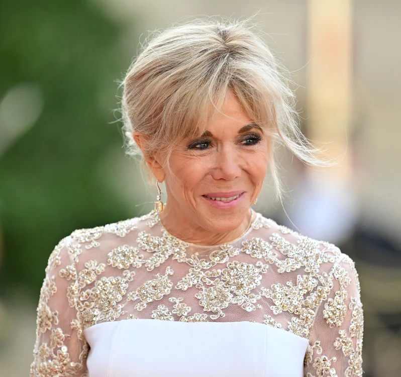 Nu se dezminte! Lui Brigitte Macron îi place să se îmbrace ca o mireasă. FOTO: Profimedia
