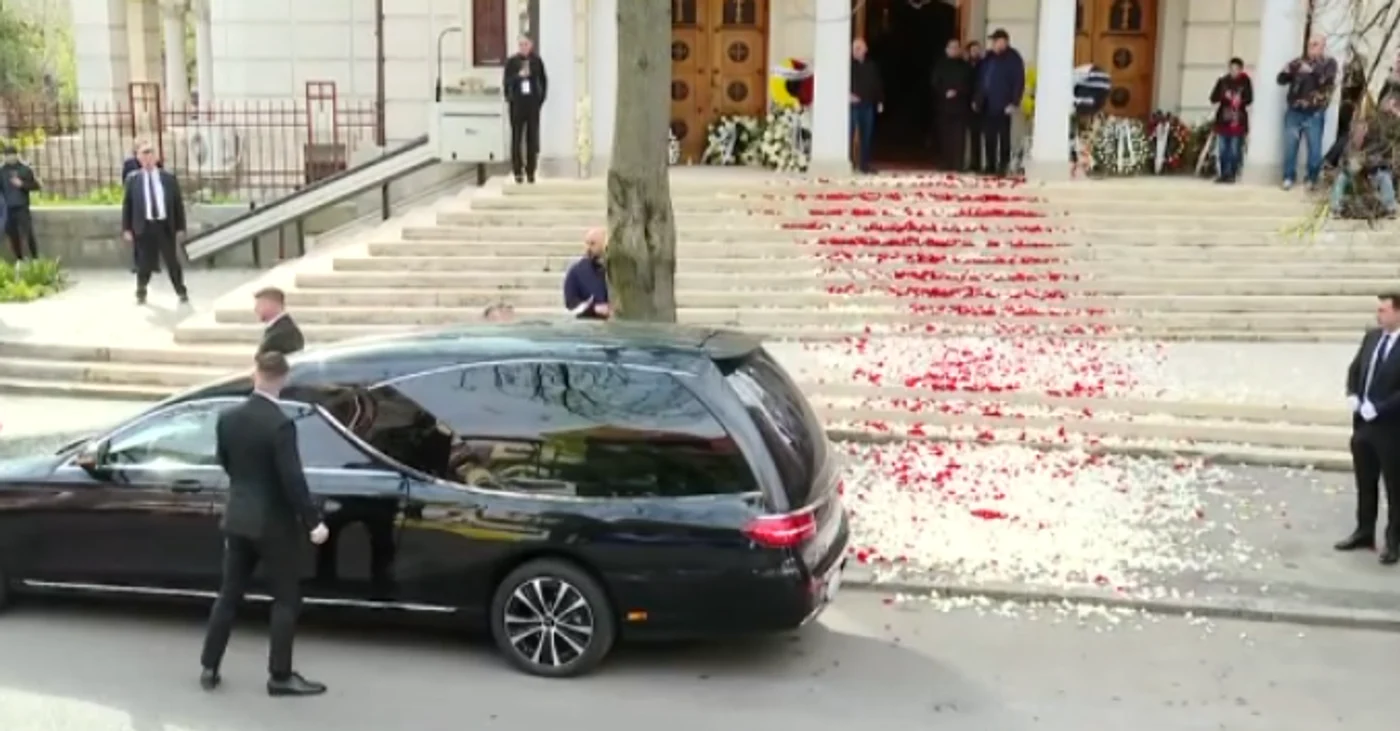 Scările bisericii, presărate cu petale de flori  Foto/Captura @digisport
