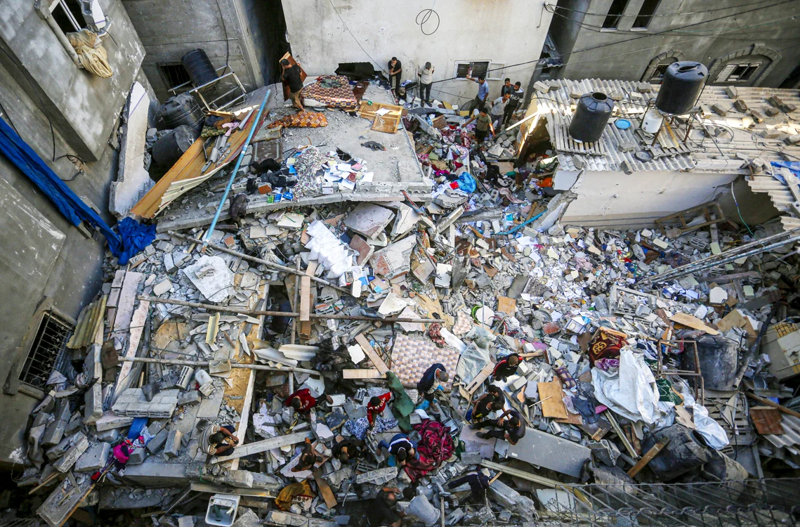 Consecințele unui bombardament israelian asupra unei clădiri din Deir al-Balah FOTO PROFIMEDIA