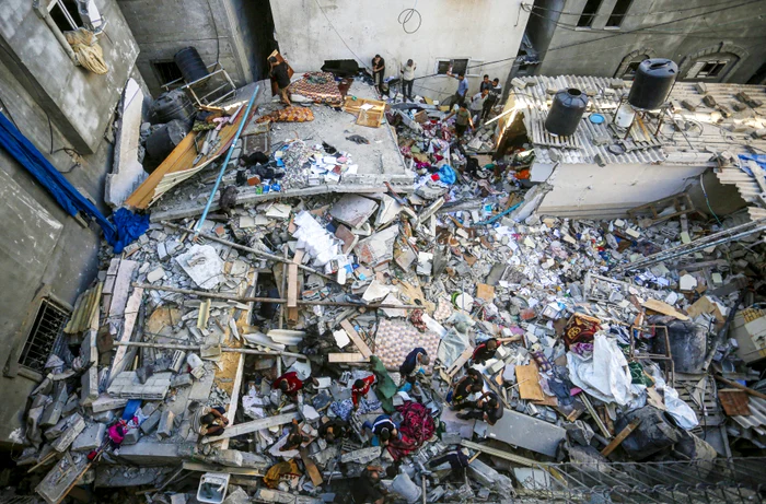 Consecințele unui bombardament israelian asupra unei clădiri din Deir al-Balah FOTO PROFIMEDIA